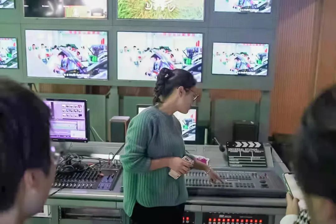 里士满简报|21级中英双学位班师生赴校广播电视台参观学习 电视节目制作经营